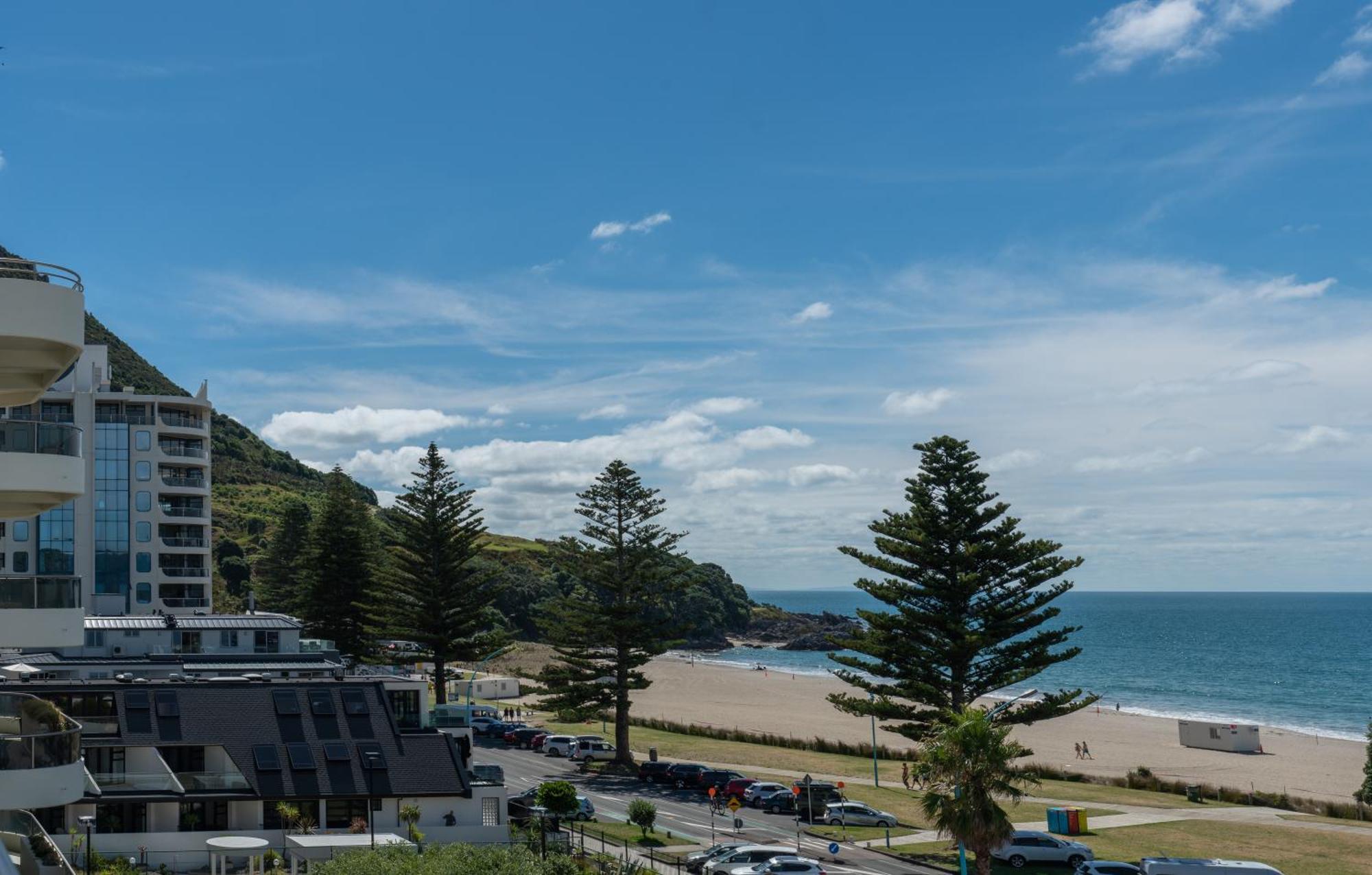 Ocean View Beach Escape - Top Floor Apartments, Mt Maunganui Base Mount Maunganui Eksteriør bilde